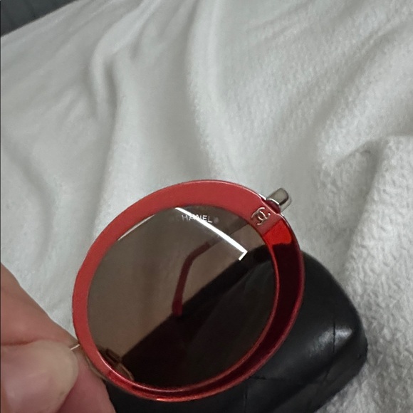 CHANEL Red Sunglasses - Picture 4 of 10